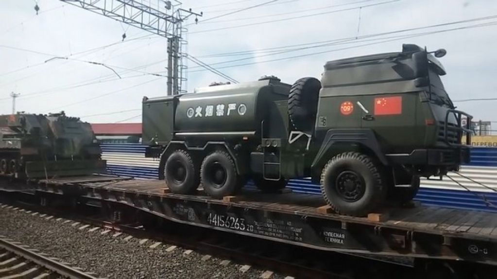 Китайская военная техника зашла на территорию России. ВИДЕО