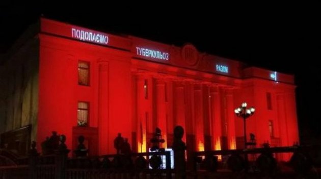 Зачем здание Верховной Рады окрасили в красный цвет. ФОТО