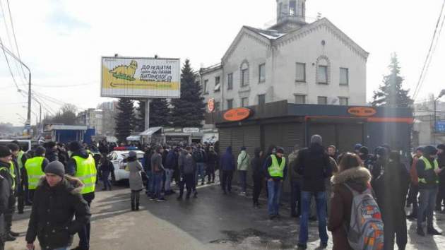 "Нацкпорпус" выпустил полицейских через "коридор позора" из здания завода АТЕК