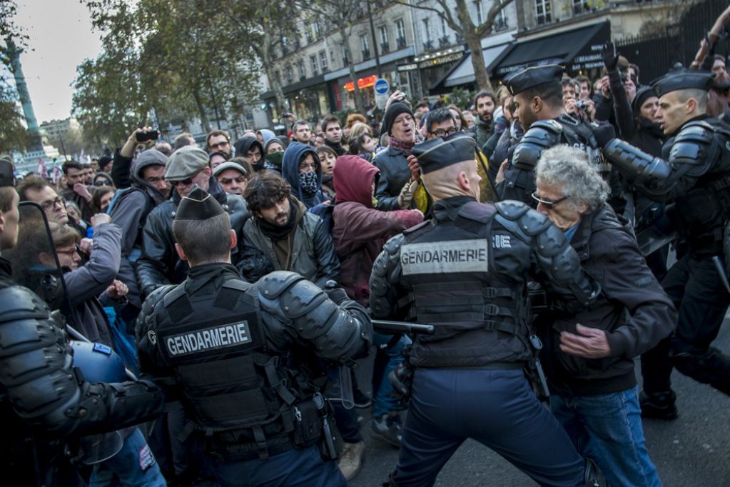 Во Франции массовые митинги переросли в ожесточенные столкновения с полицией