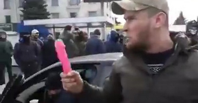 Боец «Азова» угрожал полицейским тем, что стыдно детям показать. ВИДЕО