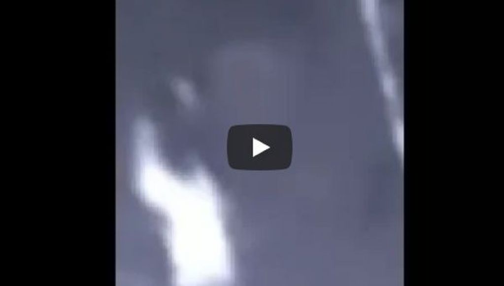 Призрак женщины в белом напал на мотоциклиста и скрылся в темноте. ВИДЕО