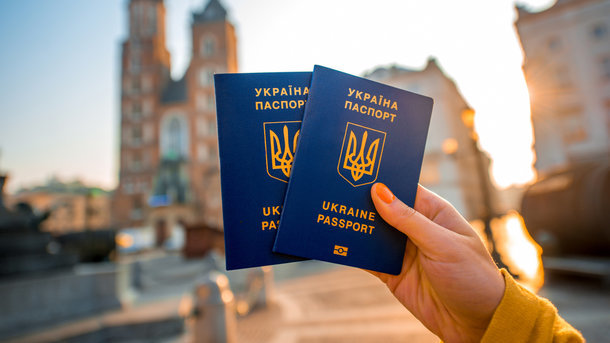 Почему 650 тысяч украинцев не могут получить загранпаспорта