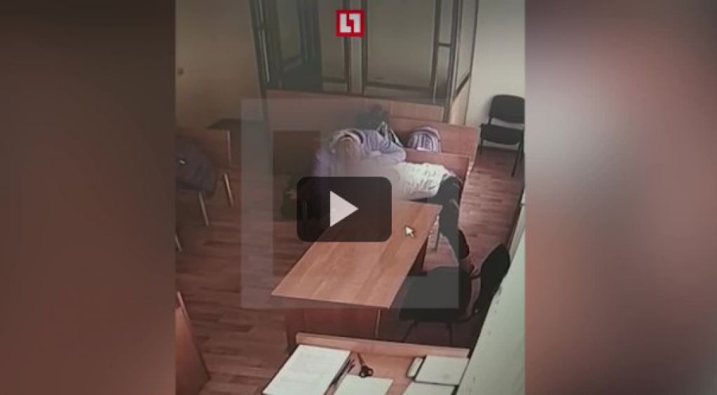 Жена интимно утешила обвиняемого в краже мужа прямо в зале суда. ВИДЕО