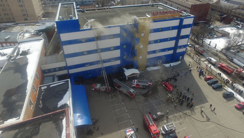 Из-за пожара в Москве в торговом центре погиб один человек