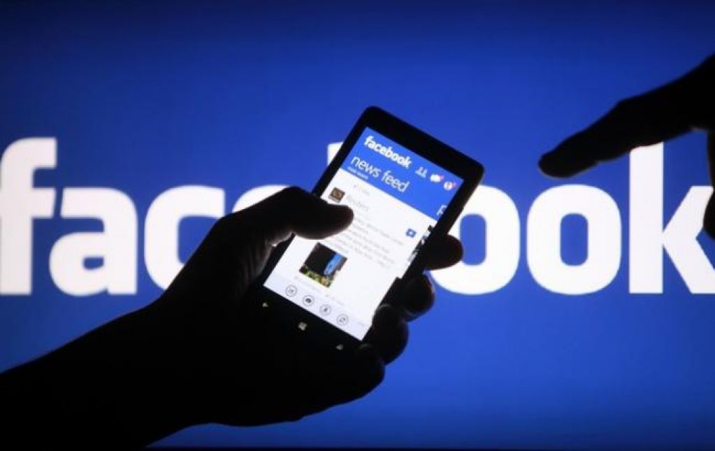Стало известно, кто регулярно читает личные сообщения пользователей Facebook 