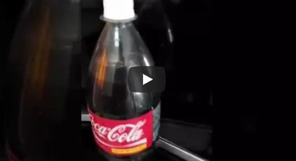 Парень купил бутылку Coca-Cola, перевернул ее и увидел что-то отвратительное