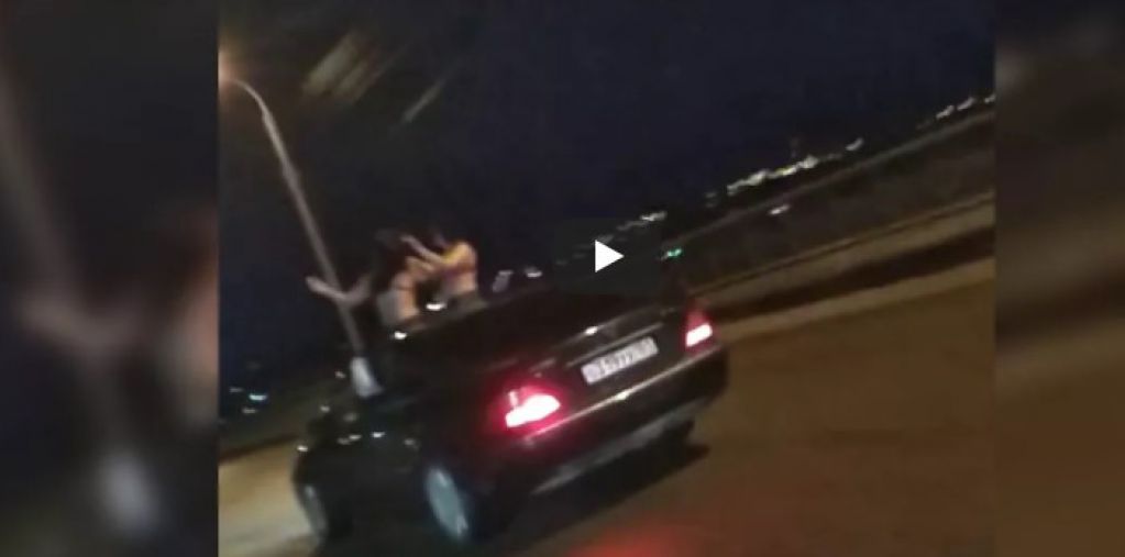 Полуголые девушки станцевали на скорости в люке Мерседеса