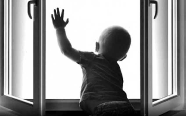 В Кременчуге 4-летний малыш чуть не вывалился из окна 5 этажа. ФОТО