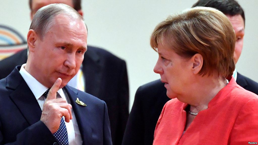 Меркель готовилась к встрече с Порошенко, созваниваясь с Путиным