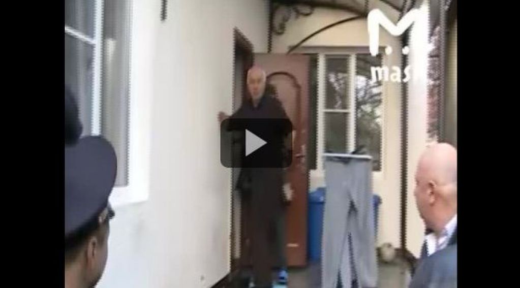Душил культями. Опубликовано видео драки безрукого с полицейскими