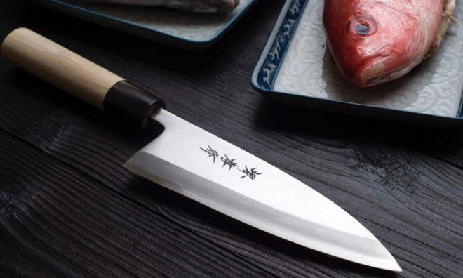 Японец показал неожиданный способ, как быстро заточить ножи
