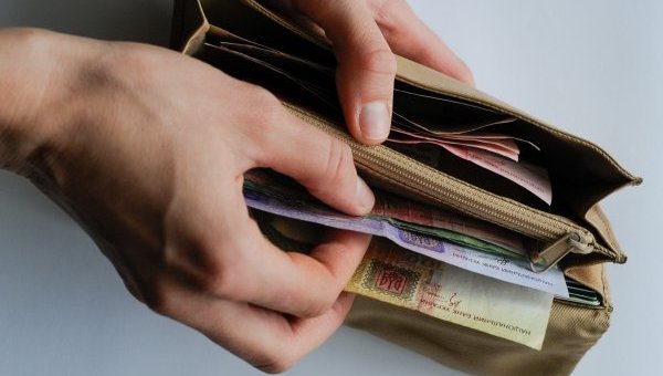 Придется отдать треть зарплаты: власти приготовили новую обдираловку украинцам