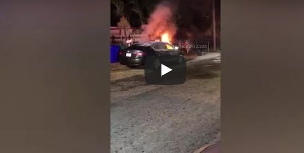 Девушка не смогла разбить бронированную машину бойфренда-изменника и сожгла ее