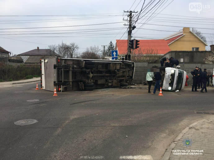 В Одессе пассажирский автобус не разминулся с грузовиком: ВИДЕО шокирующего ДТП