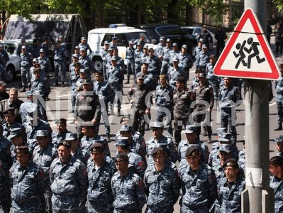 Митинг в Ереване грозит обернуться революцией: в центр подогнали водомет