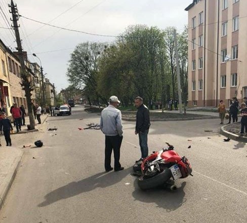 На Львовщине мотоциклист протаранил толпу людей: пострадали 5 человек. ВИДЕО