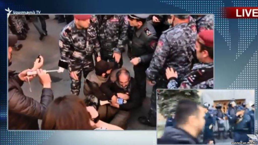 В Армении протестующие начали блокирование правительства