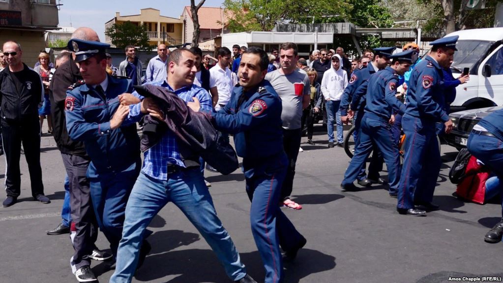 В Ереване задержаны более 120 митингующих