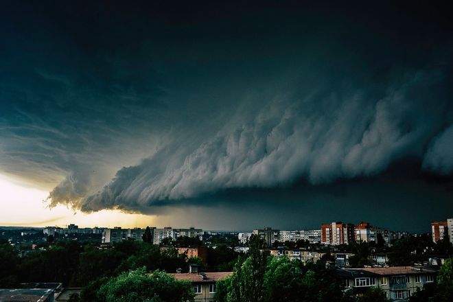 Ураган в Москве: последние секунды жизни девочки попали на камеру