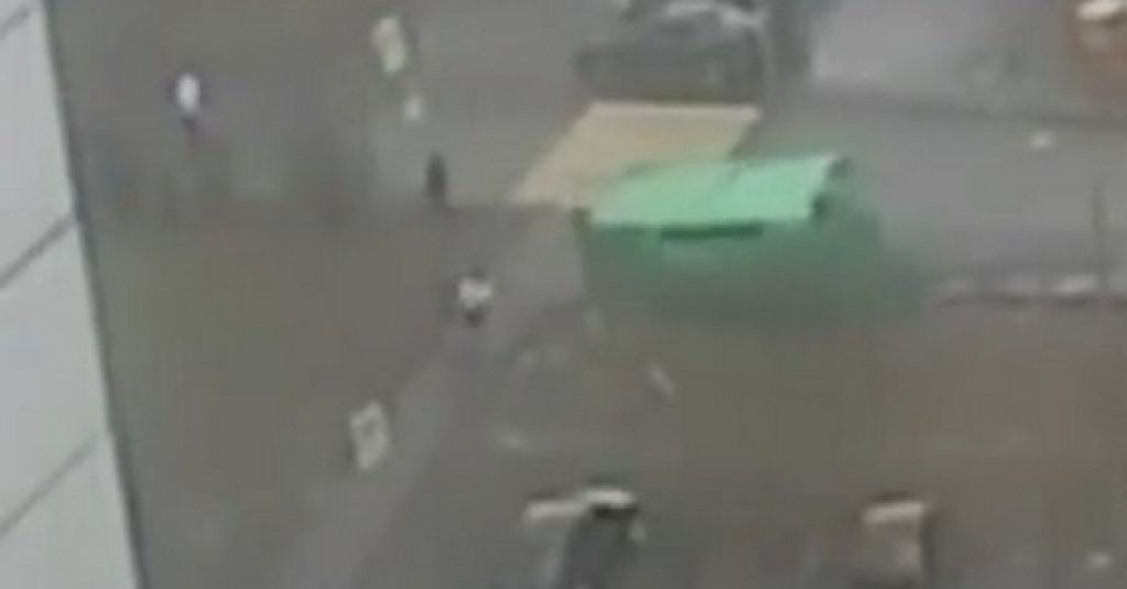 Бак-убийца: появилось смертельное ВИДЕО при урагане в Москве