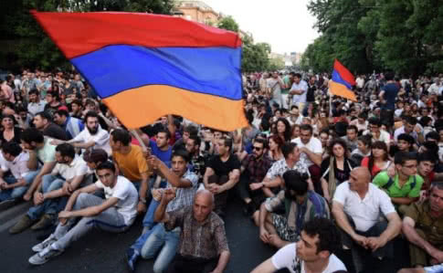 Премьер Армении сдался под натиском митингующих