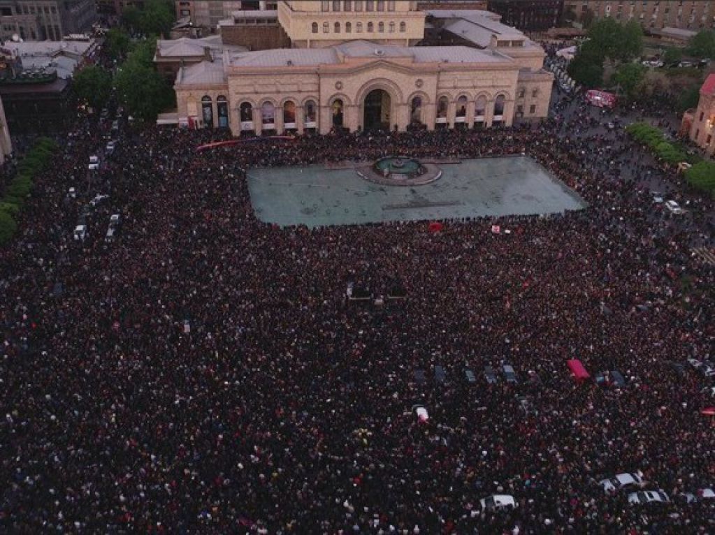 На акцию протеста в Ереване вышли более 100 тысяч человек