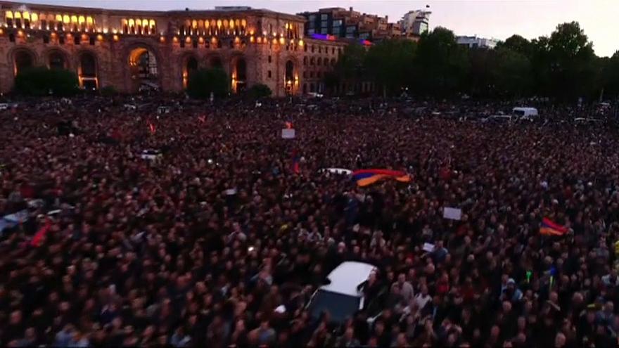 Оппозиция в Армении добилась отставки правительства и требует внеочередных выборов