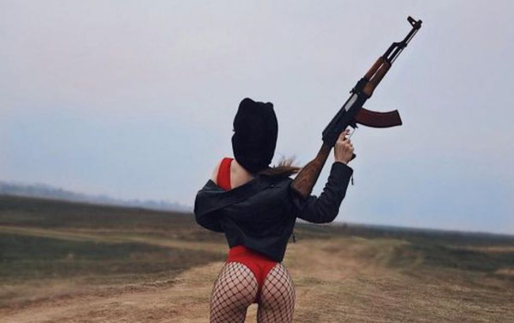 В России полуголая студентка с автоматом сняла сексуальное видео
