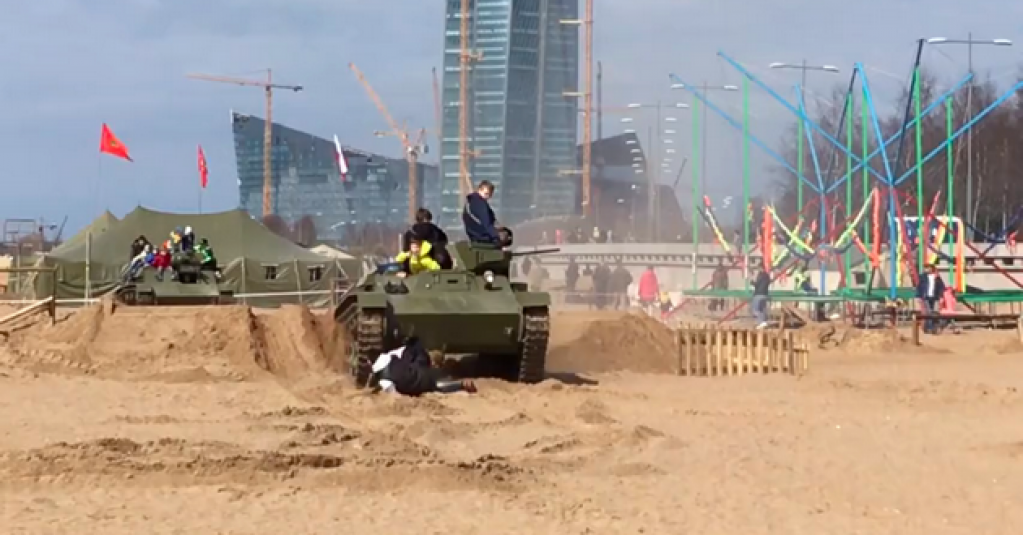 В Петербурге на празднике танком раздавили двух участников. ВИДЕО