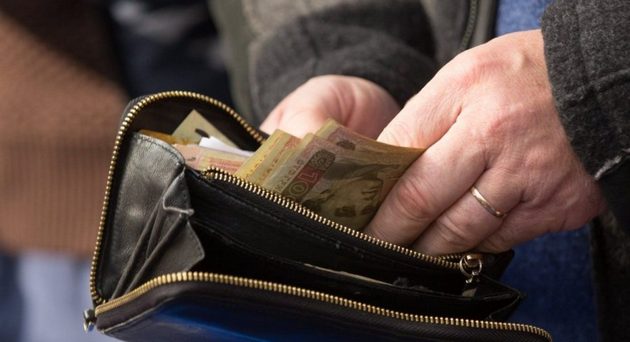 Чиновники подсчитали, сколько украинцам нужно денег на «достойную жизнь»