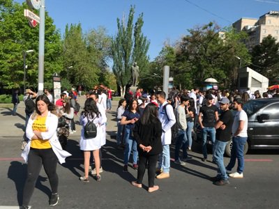 В Ереване протестующие заблокировали основные дороги и подъезд к аэропорту