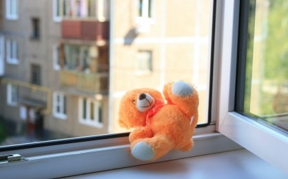 В России две маленькие девочки выжили после падения из окна девятого этажа