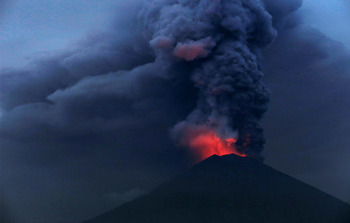 Из-за извержения вулкана на Гавайях проводится масштабная эвакуация населения