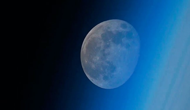 Российский космонавт опубликовал видео "лунного заката"