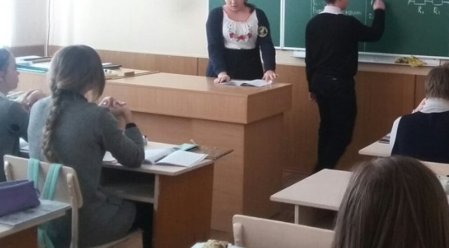 Московского учителя физики уличили в интимных отношениях с 15-летней школьницей