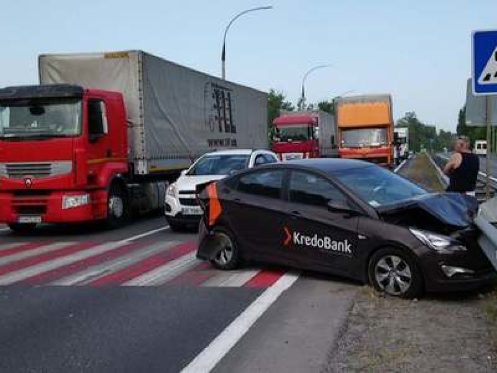 ДТП на трассе Днепр-Кобеляки-Царичанка: Hyundai по инерции сбил восьмиклассницу, прижав ее к отбойнику. ФОТО