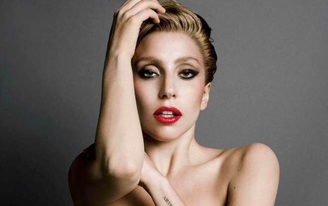 Леди Гага шокировала поклонников новым вызывающим образом в красных ботфортах. ФОТО