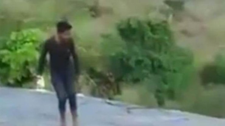 Турист упал с водопада при попытке сделать селфи: пугающее видео