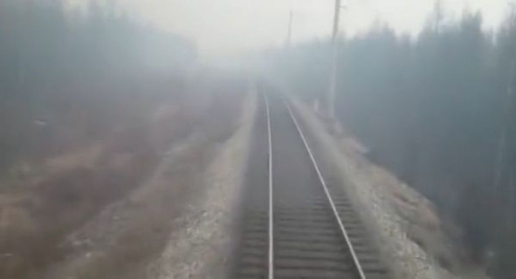 Российский поезд проехал сквозь лесной пожар и попал на видео