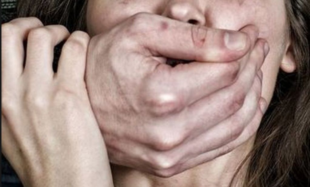 В России мужчина поймал 19-летнюю девушку и изнасиловал