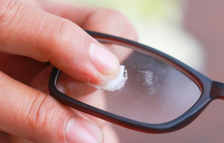 Если поцарапались очки: 4 способа, которые помогут с этим справиться