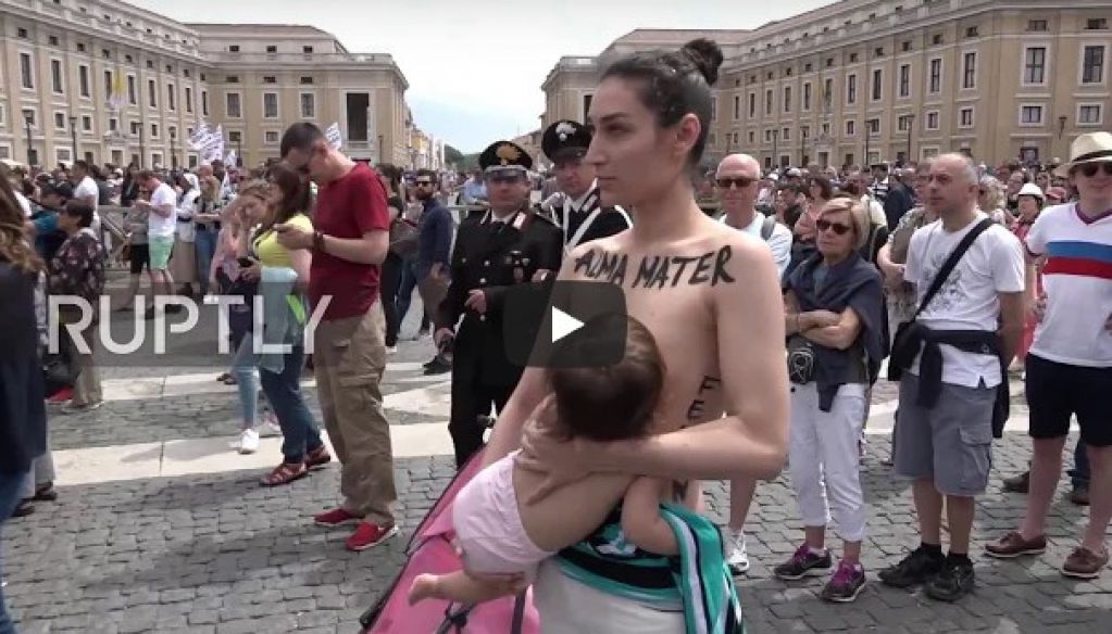 Активистка Femen оголилась в Ватикане: яркое видео