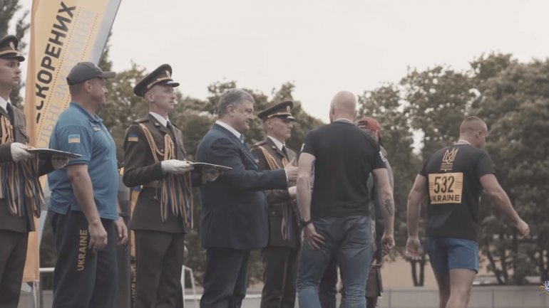 Ветеран АТО отказался жать руку Порошенко. ВИДЕО