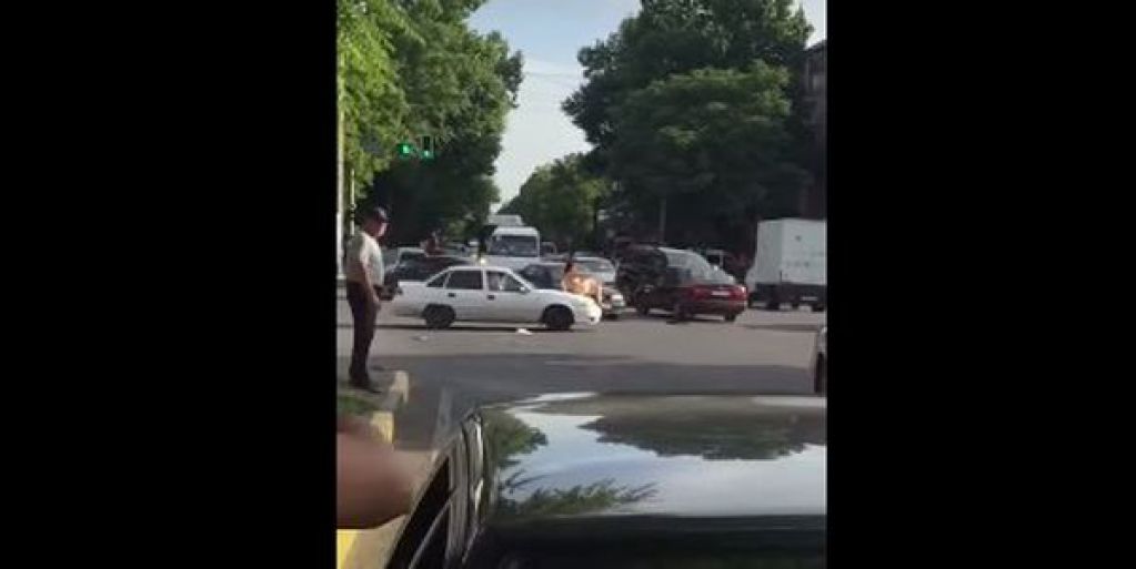 Полуголая казашка устроила танцы в центре города. ВИДЕО