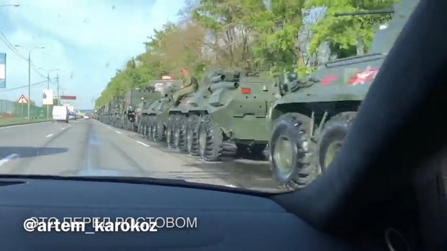Недалеко от Украины замечена огромная колонна военной техники РФ. ВИДЕО