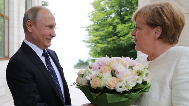 В Госдуме РФ ответили на заявление об «оскорбительном» букете Путина для Меркель