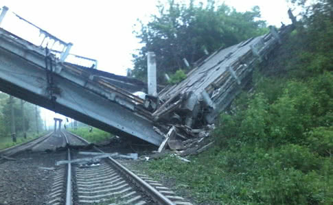 На оккупированной территории взорвали мост, соединяющий Луганск с другими городами