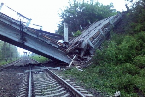 Уничтожен стратегический мост: Луганск отрезан от поставок оружия