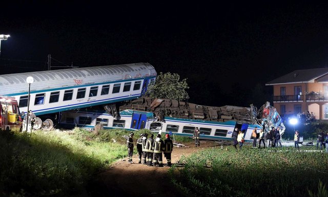 В Италии поезд протаранил фуру: погибли 2 человека, 18 получили ранения. ФОТО